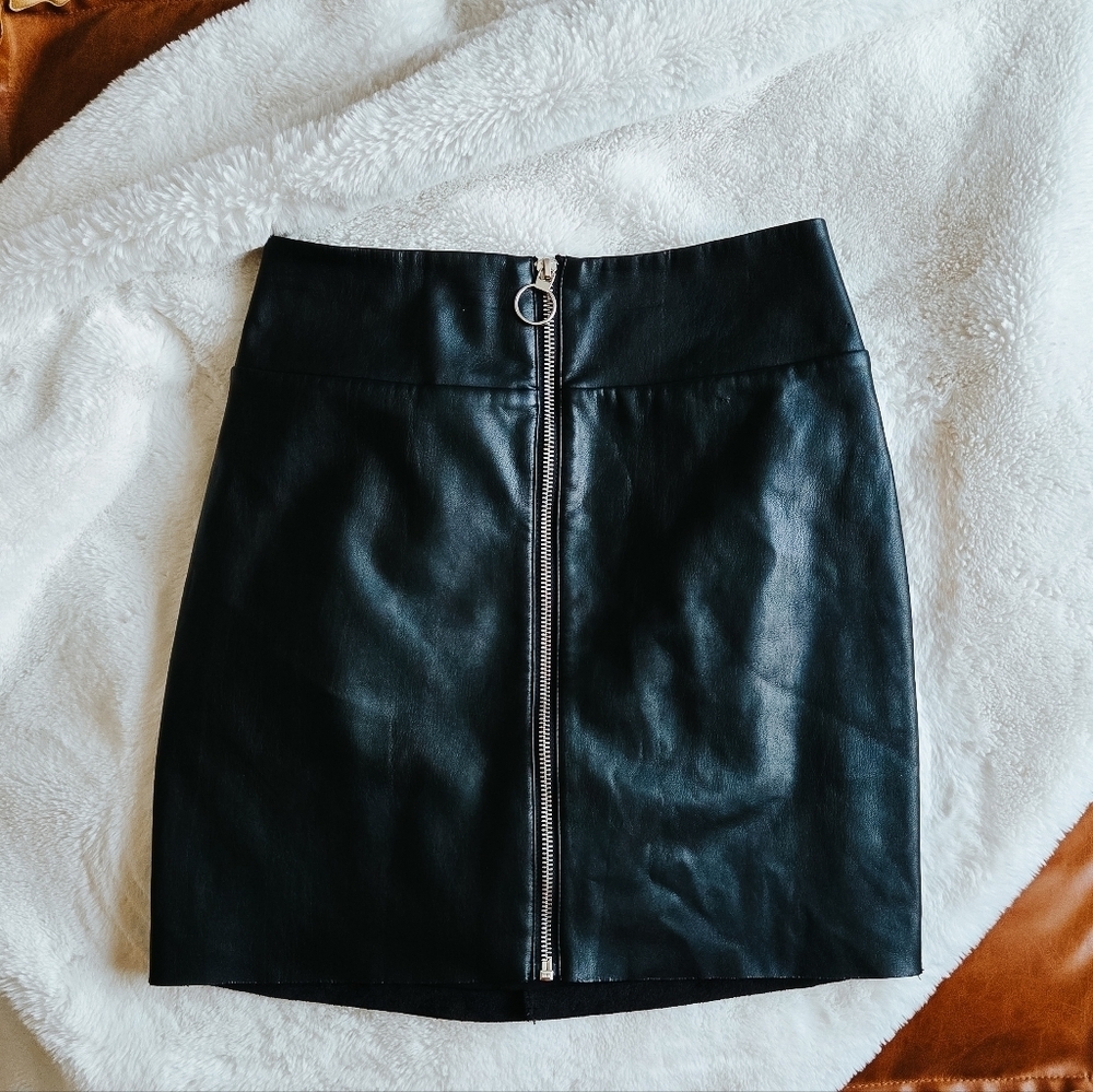 Express Black Faux Leather Zip Front Mini Skirt | Edgy Moto Style (Size 0)